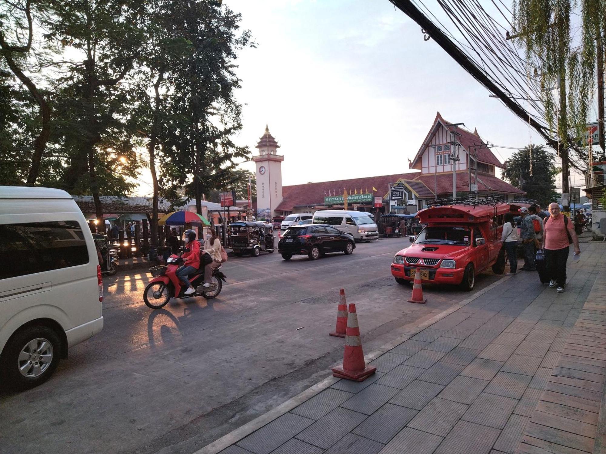 Supanich Condo Opposite The Train Station Chiangmai Чиангмай Экстерьер фото